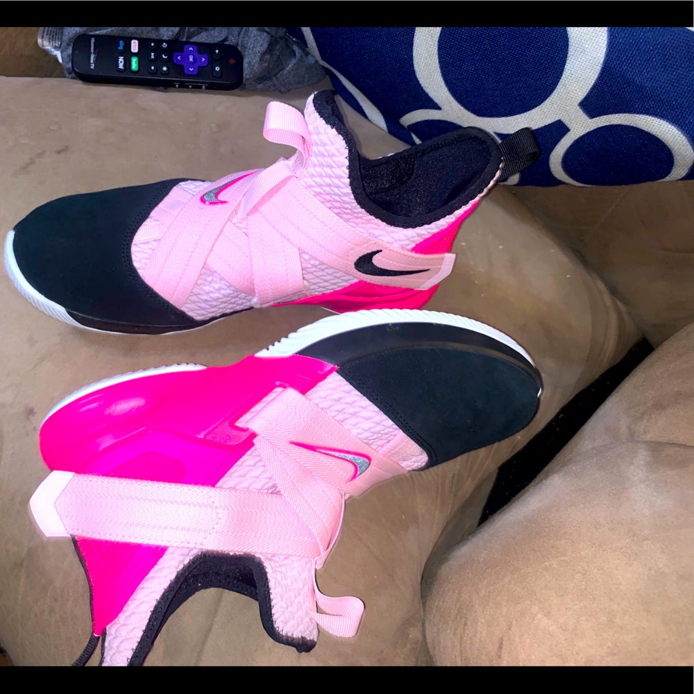 NEW NIKE lebron basketball sneaker 8.5 pink black